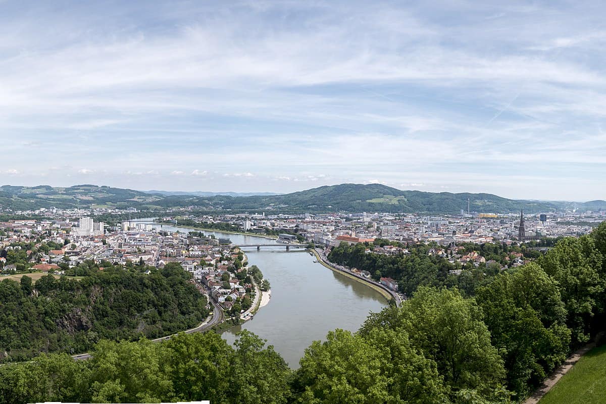 1200px Blick über Linz von der Franz Josefs Warte | موسوعة الشرق الأوسط