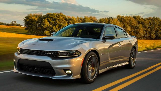 2015 dodge charger srt 392 front three quarter view in motion 2 | موسوعة الشرق الأوسط