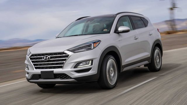 2019 Hyundai Tucson front three quarter in motion 07 | موسوعة الشرق الأوسط