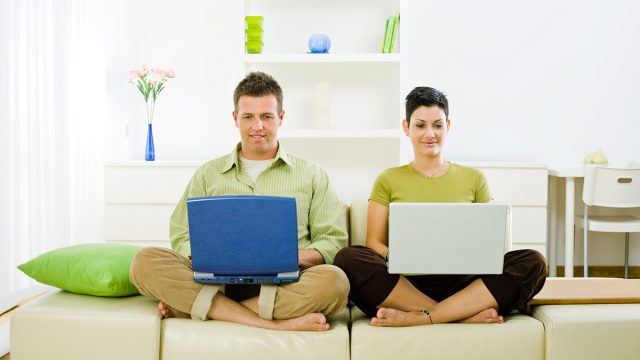 CoupleWorkingFromHome 2 | موسوعة الشرق الأوسط