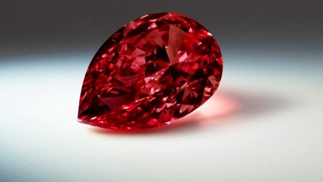 Fancy Red diamond. 1 | موسوعة الشرق الأوسط