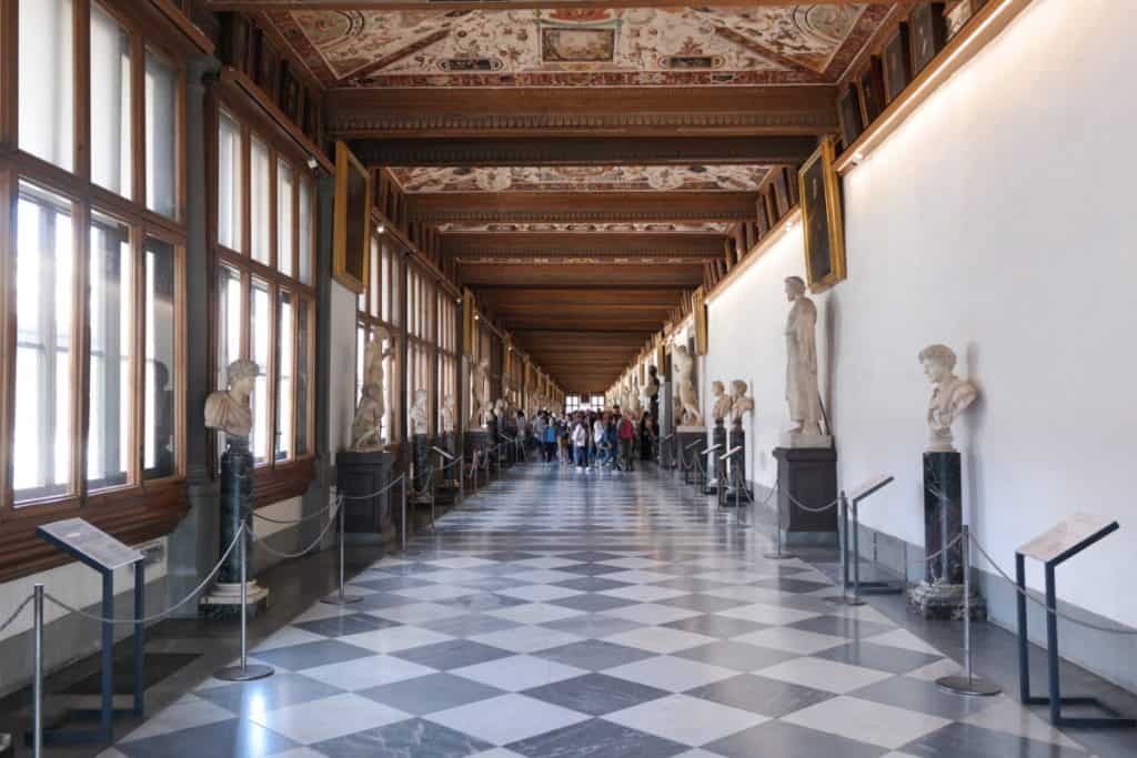 Firenze Galleria degli Uffizi corridoio livello superiore 1200x800 | موسوعة الشرق الأوسط