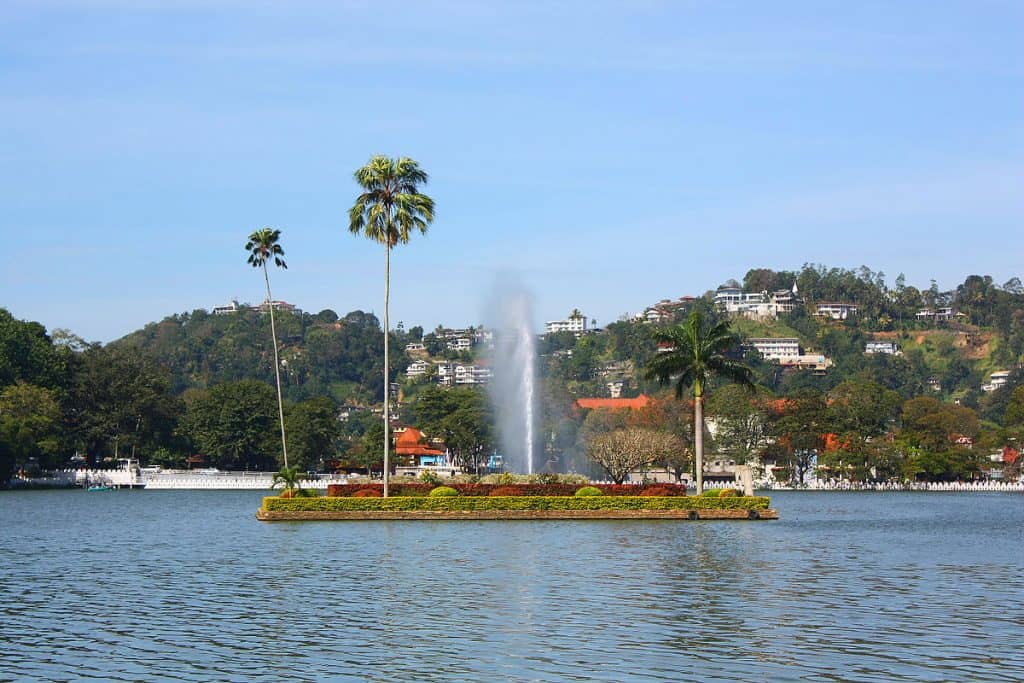 Island of Kandy lake | موسوعة الشرق الأوسط