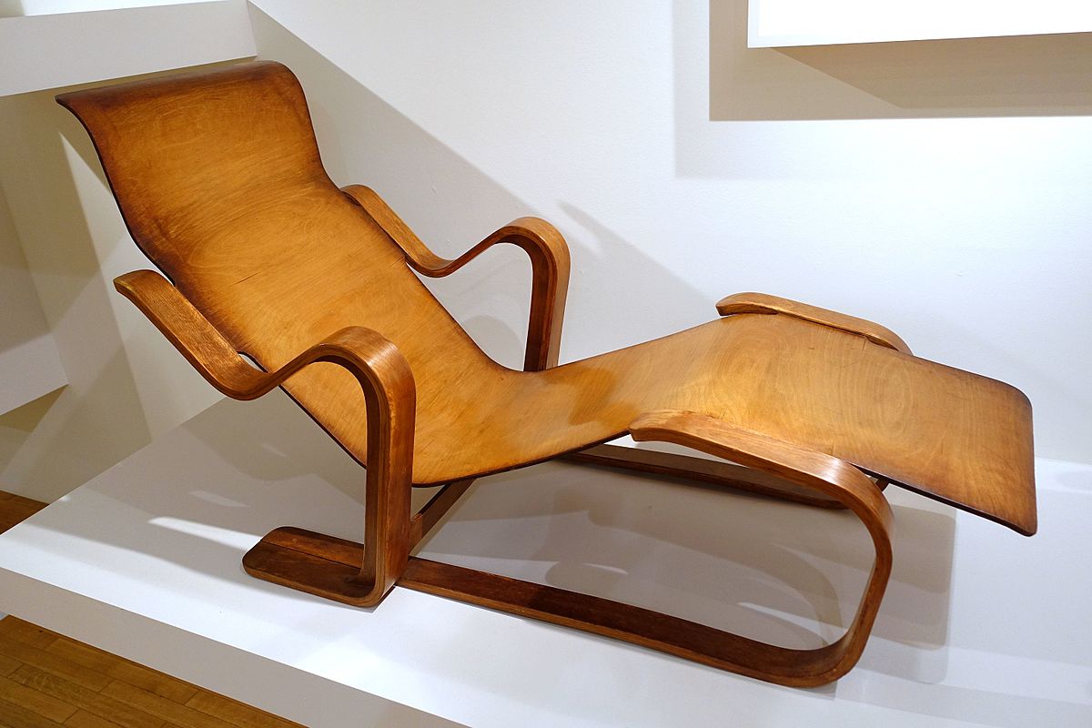 Isokon reclining chair designed by Marcel Breuer Isokon Furniture Company London 1935 bent laminated wood and plywood Museum für Angewandte Kunst Köln Cologne Germany DSC09562 | موسوعة الشرق الأوسط