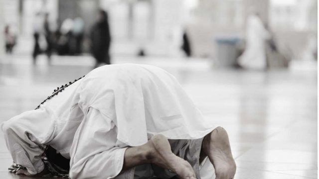 Muslim prostrate during prayer | موسوعة الشرق الأوسط