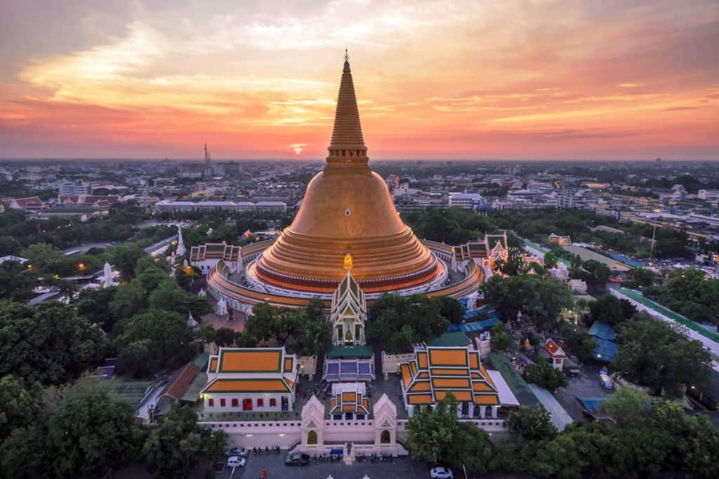 Quo Thailand Phra Pathom Chedi Sunset Web Crop | موسوعة الشرق الأوسط