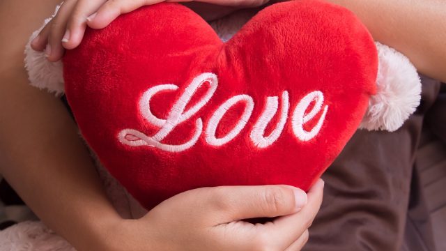 Red love heart pillow hands 2560x1920 | موسوعة الشرق الأوسط