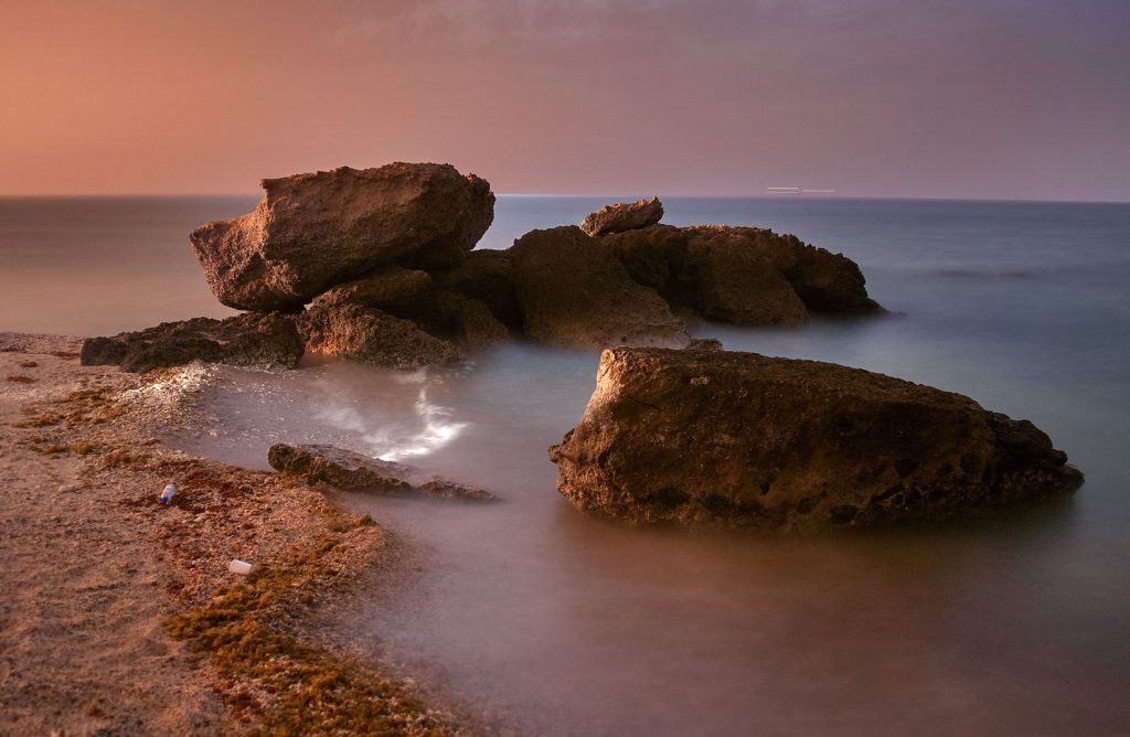 Sea rocks in Halul Island | موسوعة الشرق الأوسط