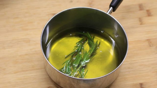 Thyme and olive oil | موسوعة الشرق الأوسط