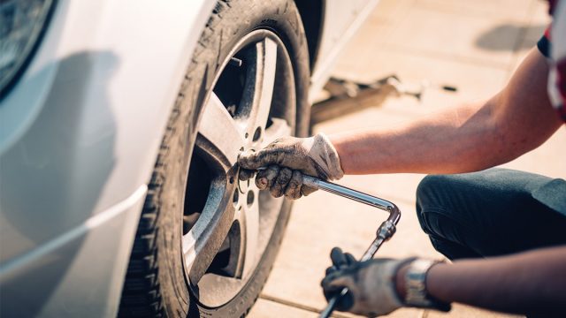 Tire Change Service 1 | موسوعة الشرق الأوسط