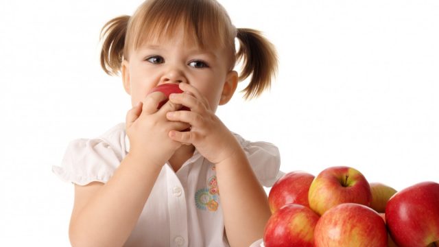 kid eats an apple | موسوعة الشرق الأوسط