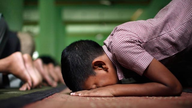 muslim boy praying ramadan | موسوعة الشرق الأوسط