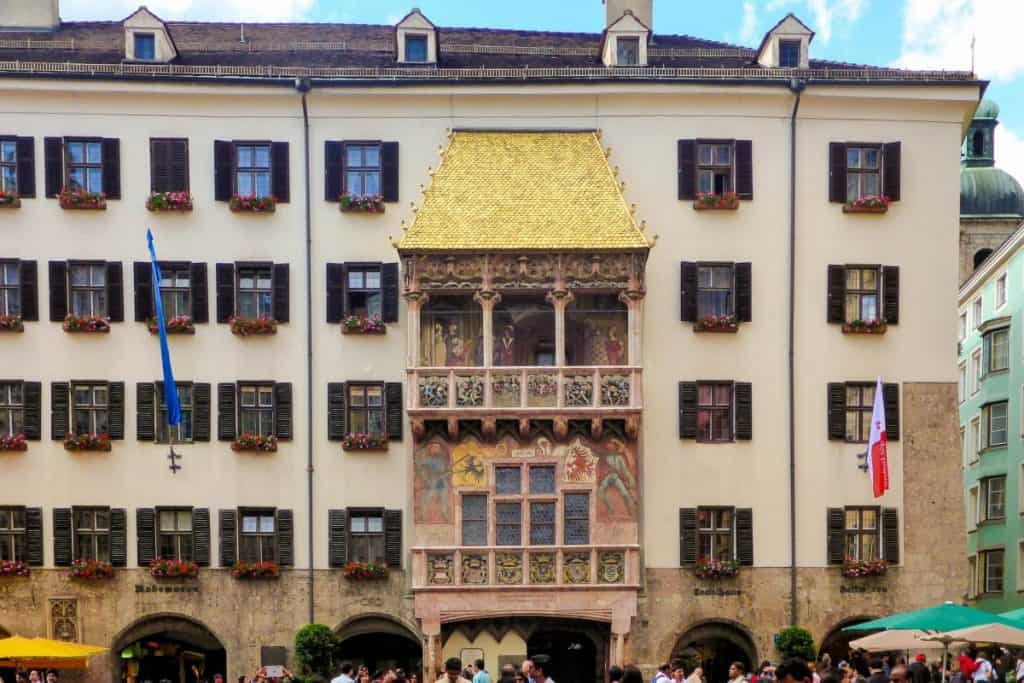 occ88sterreich innsbruck das goldene dachl im zentrum der stadt ist als wahrzeichen von innsbruck weithin bekannt occ88sterreich lila pharao franks travelbox 1200x800 | موسوعة الشرق الأوسط