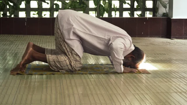 prostration in prayer | موسوعة الشرق الأوسط