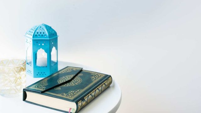 quran lantern and water | موسوعة الشرق الأوسط