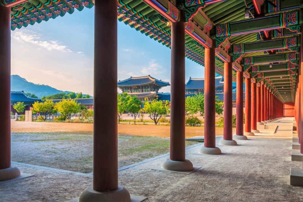 succ88dkorea seoul im 19 jahrhundert bestand der palast gyeongbokgung aus einem regelrechten labyrinth aus mauern placc88tzen und gassen mit 330 gebacc88uden und fast 6 000 zimmern succ88dk 1200x800 | موسوعة الشرق الأوسط