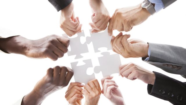 teamwork puzzle organized pieces together 100613905 large3x2 | موسوعة الشرق الأوسط