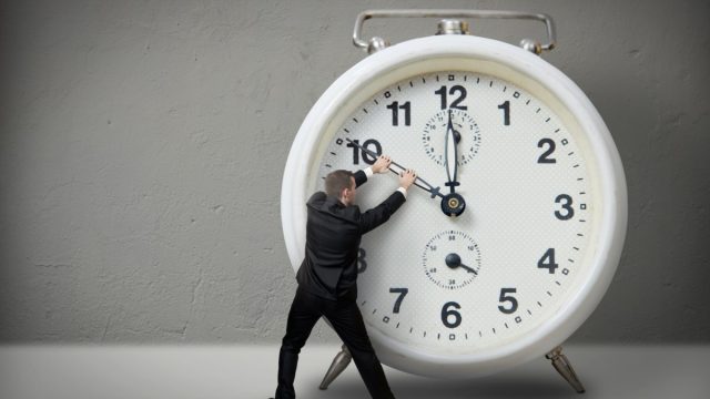 time shutterstock | موسوعة الشرق الأوسط