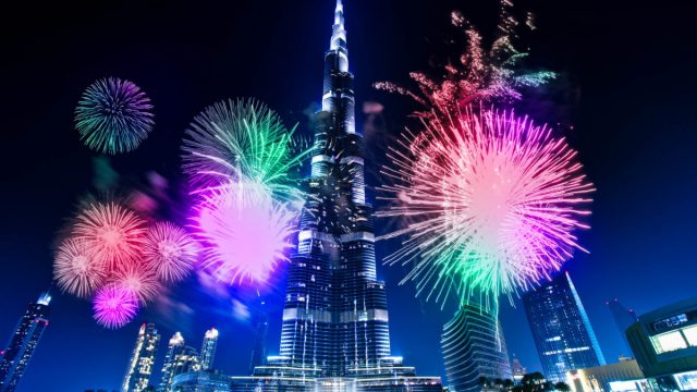 vae dubai am silvesterabend umrahmt ein spektakulacc88res feuerwerk am burj dubai das mit 828m hocc88chste gebacc88ude der welt vae surangasl shutterstock 1200x800 | موسوعة الشرق الأوسط