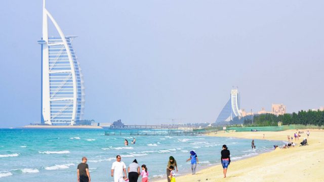 vereinigte arabische emirate dubai panorama des burj al arab mit dem gegenucc88berliegenden jumeirah beach hotel dubai vae frasho franks travelbox 1 1200x800 | موسوعة الشرق الأوسط