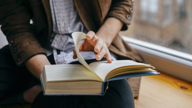 young man reading a book | موسوعة الشرق الأوسط