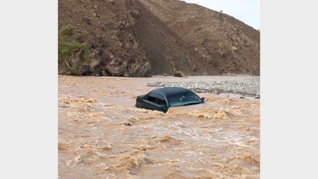 أمطار ورياح قوية في الإمارات تعطل الدراسة في مدارس | موسوعة الشرق الأوسط