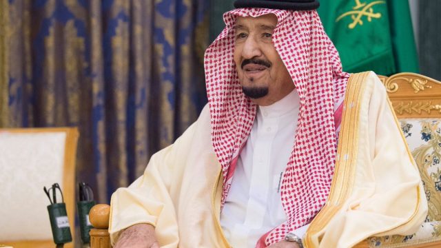 السعوديون يجددون البيعة للملك في هاشتاق ذكرى البيعة الخامسة | موسوعة الشرق الأوسط