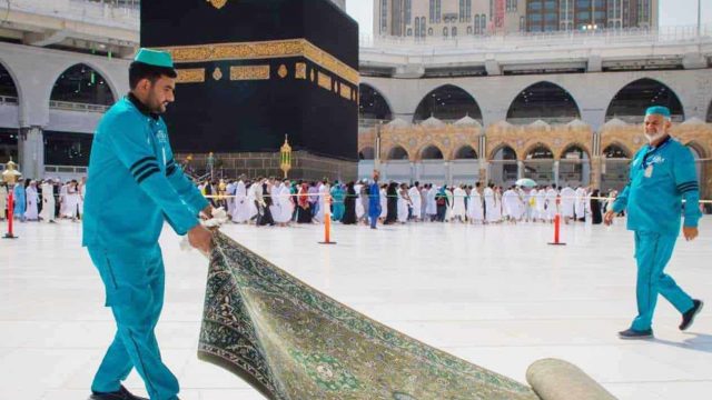 بالصور.. إعادة فرش صحن المطاف بـ 1200 سجادة | موسوعة الشرق الأوسط