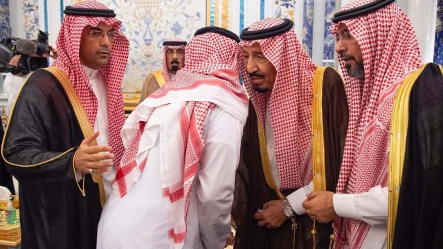 خادم الحرمين الشريفين يستقبل أسرة اللواء عبد العزيز الفغم ويثني على إخلاص الفقيد | موسوعة الشرق الأوسط