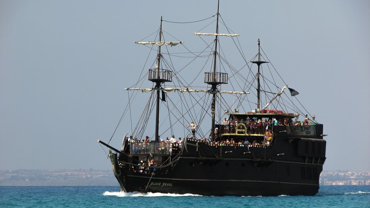 سفينة قراصنة اللؤلؤة السوداء The Black Pearl pirate ship | موسوعة الشرق الأوسط