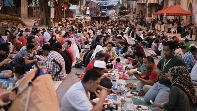 فرض زكاة الفطر من رمضان على الناس | موسوعة الشرق الأوسط