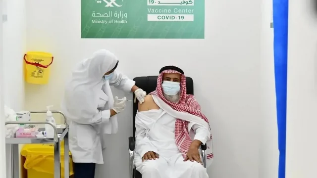 هل الجرعة الثالثة شرط للسفر من وإلى السعودية | موسوعة الشرق الأوسط