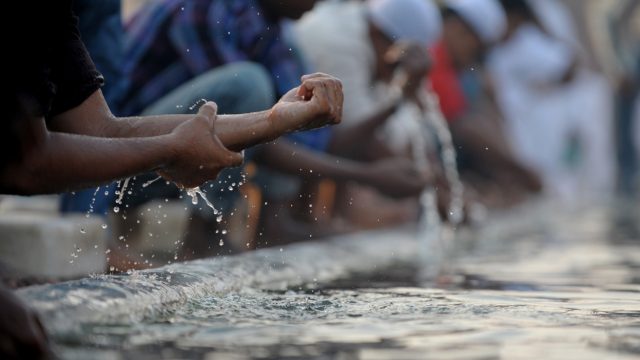 هل عدم حلق شعر الإبط والعانة يبطل الصلاة | موسوعة الشرق الأوسط